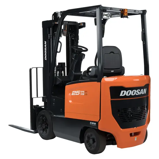 Vista trasera en ángulo de un montacargas de almacén Doosan naranja y negro con mástil y horquillas negros y cabina abierta.