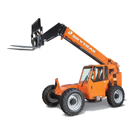 Vista lateral de un manipulador telescópico SkyTrak naranja con brazo extendido, conexión para montacargas y cabina cerrada.