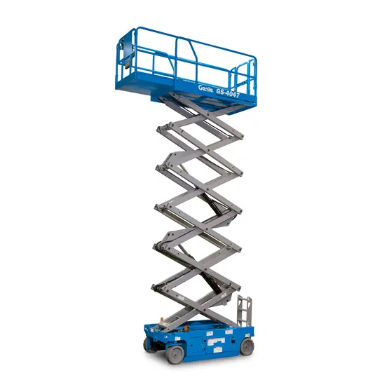 Vista frontal en ángulo de un elevador de tijera Genie azul extendido con barandillas.