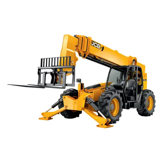 Vista frontal del manipulador telescópico JCB amarillo con brazo extensible, estabilizadores, conexiones de horquillas y cabina cerrada.