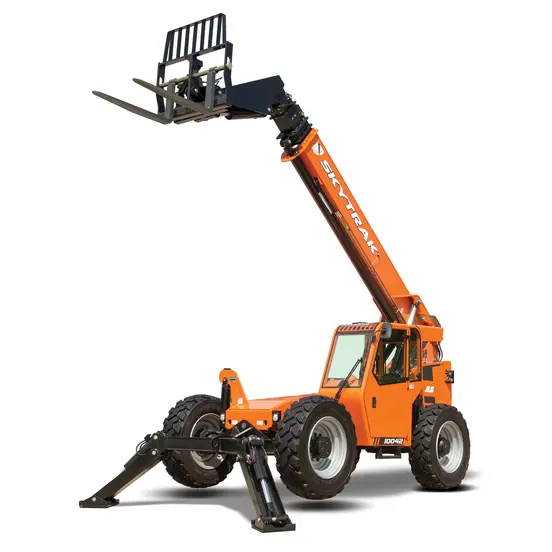 Vista en ángulo frontal de un manipulador telescópico SkyTrak naranja con neumáticos negros, brazo extendido, estabilizadores y conexión para montacargas.