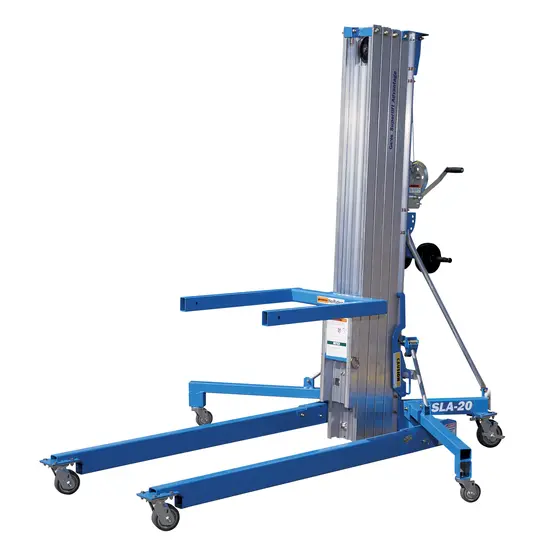 Elevador de materiales manual Genie de 700 – 800 lb y 19 – 20 ft azul y plateado
